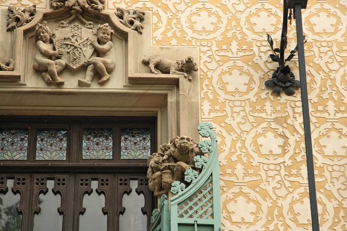 Close-up of sculpted figures of children and animals on Casa Amatller's façade