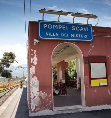 Train Transfer From Naples To Pompeii 