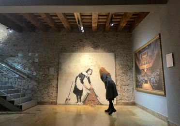 Des visiteurs admirent l'art de Banksy à Barcelone