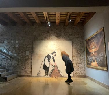 Des visiteurs admirent l'art de Banksy à Barcelone