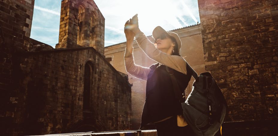 Des visiteurs explorent l'histoire dans un musée de Barcelone