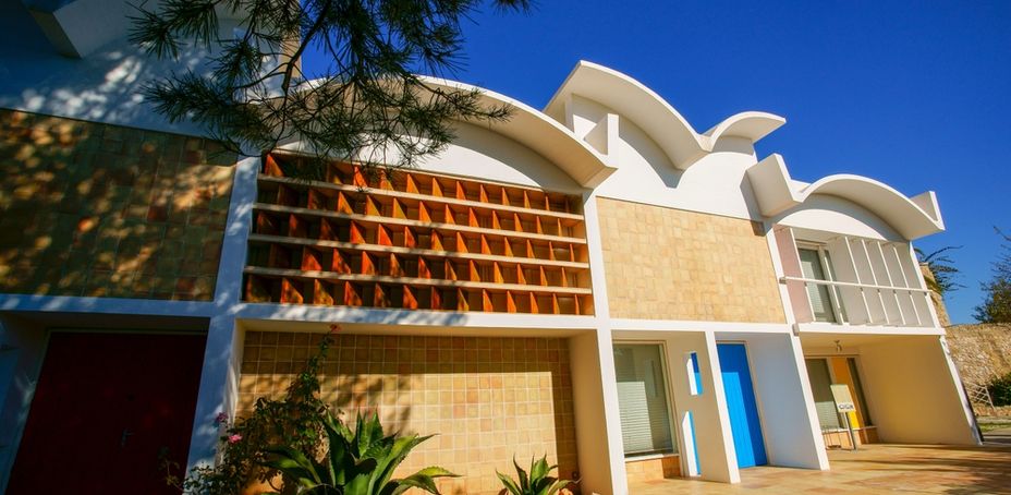 Casa contemporánea con un diseño geométrico distintivo y detalles en color naranja